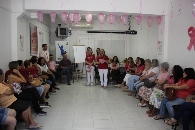 Aposentadas recebem evento alusivo à saúde da mulher