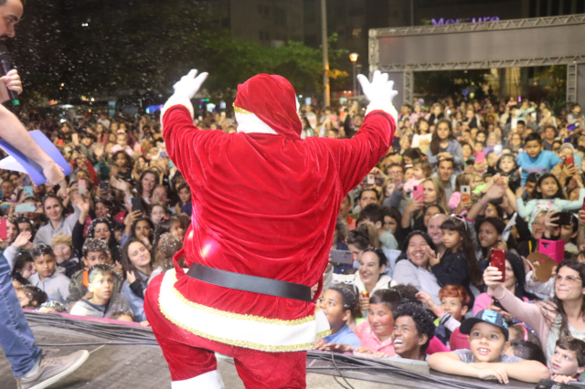 Abertura do Natal em BC atrai 3 mil pessoas à Praça Almirante Tamandaré