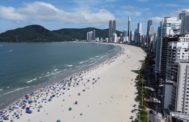 Estudo mostra Praia Central estabilizada um ano após término da mega obra